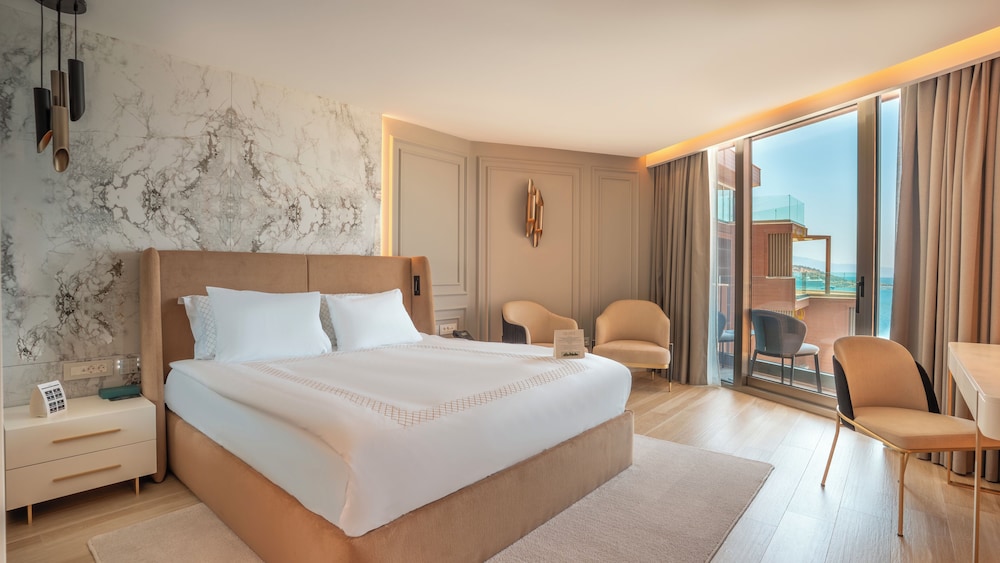 Qlusive Hotel 7/50