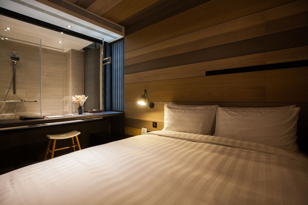 STANDARD, QUEEN BED, BATHTUB