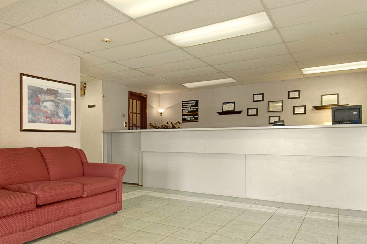 Super 8 by Wyndham Red Deer 1/2