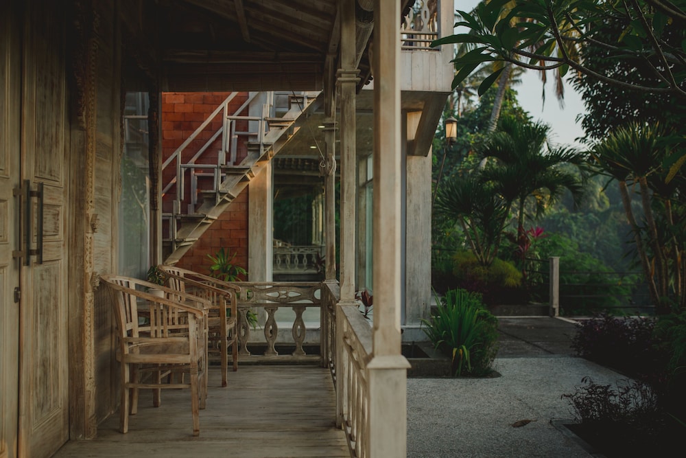 B Saya Villa And Restaurant 9/50