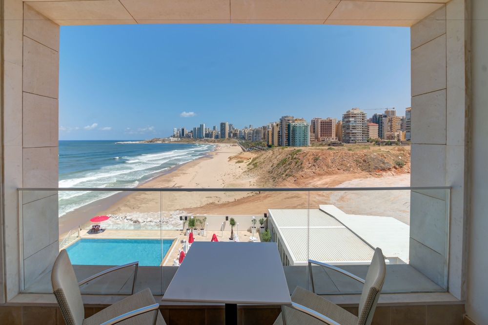 Lancaster Eden Bay Hotel, Beirut 28/65