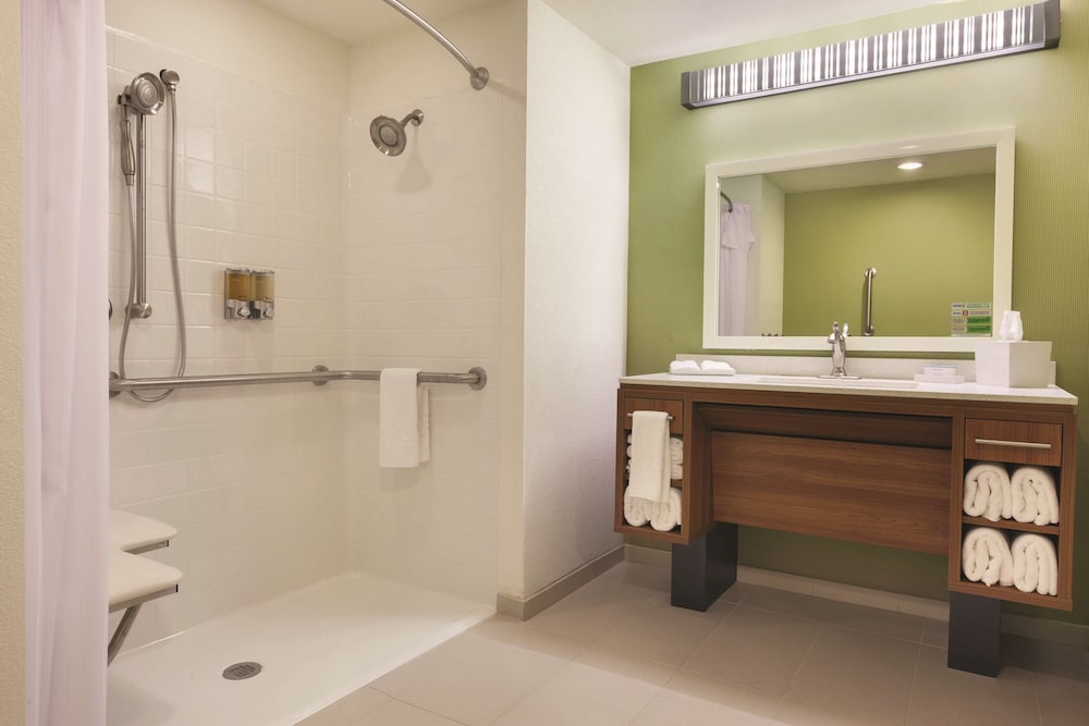 ROOM, KING BED, ACCESSIBLE