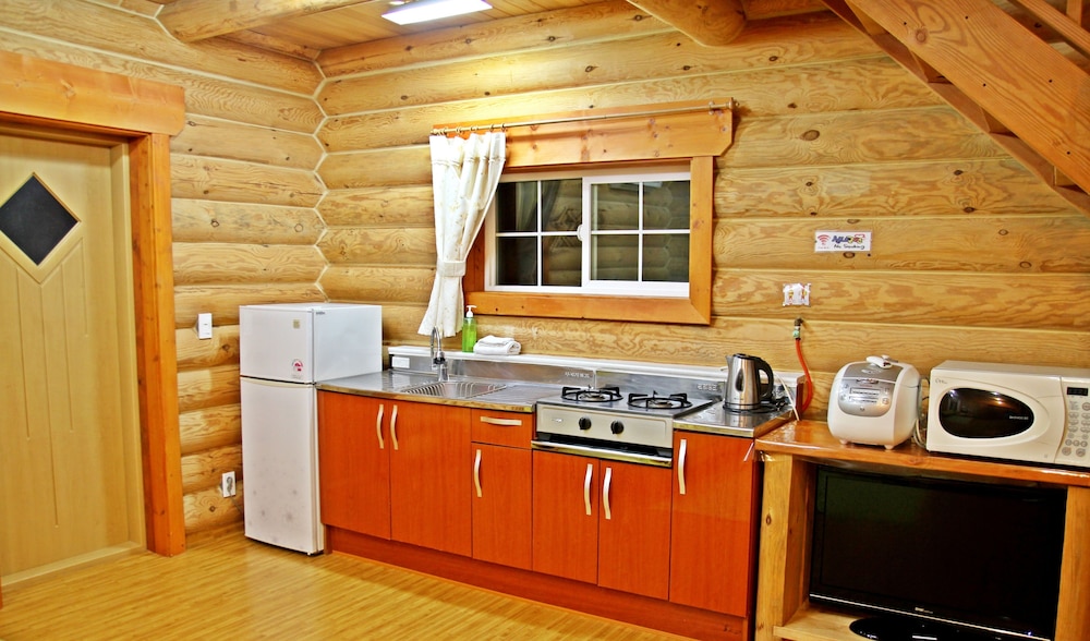 Jeju Jungmun Log Pension Resort 10/50