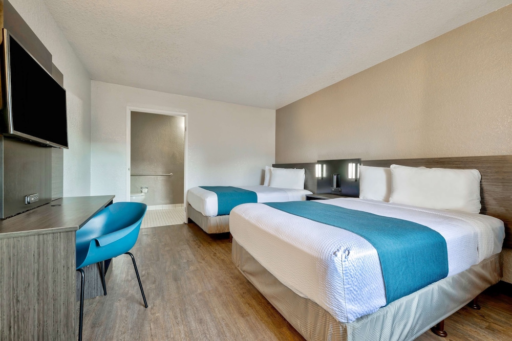 Motel6 Anaheim, CA - Fullerton East 36/59