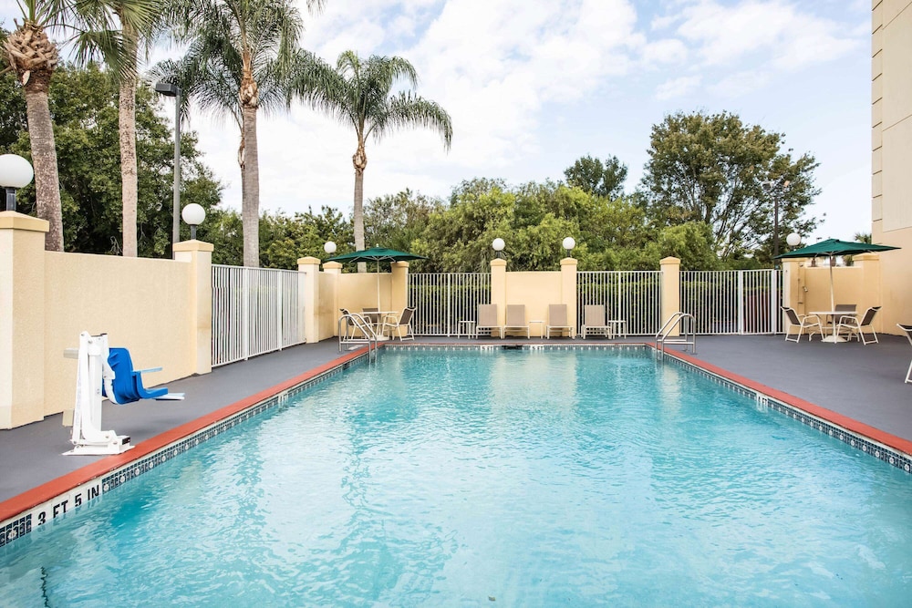 La Quinta Inn & Suites by Wyndham Melbourne Viera 52/56