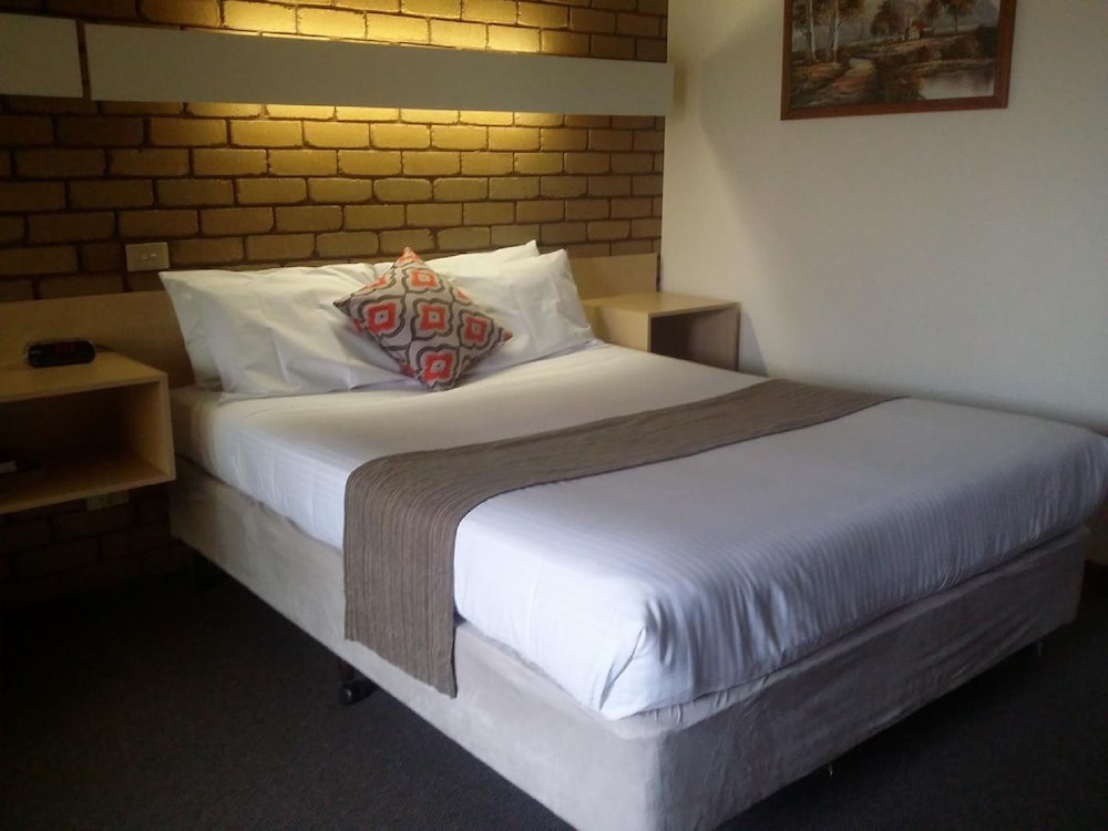 Tudor House Motor Inn 17/62