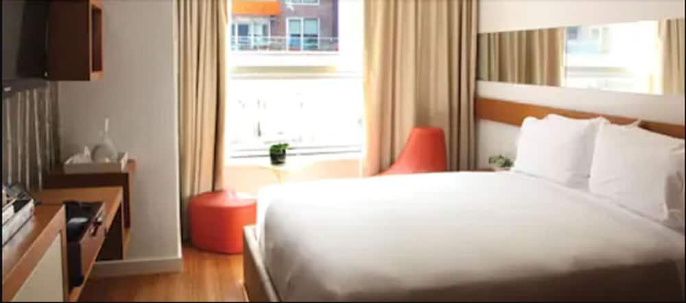 CODA Williamsburg (ex McCarren Hotel and Pool) 18/85