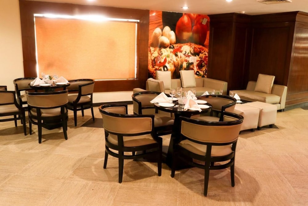 Le Lac Sarovar Portico 35/56