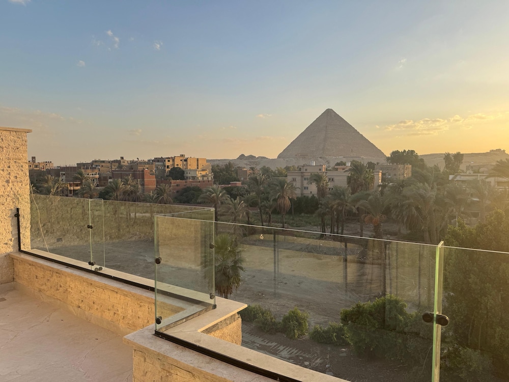 Palacio Pyramids Hotel 75/80