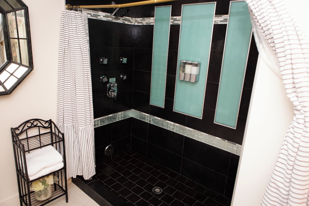 Paris, King Bed، 5th East Hall Bed Breakfast 7/7