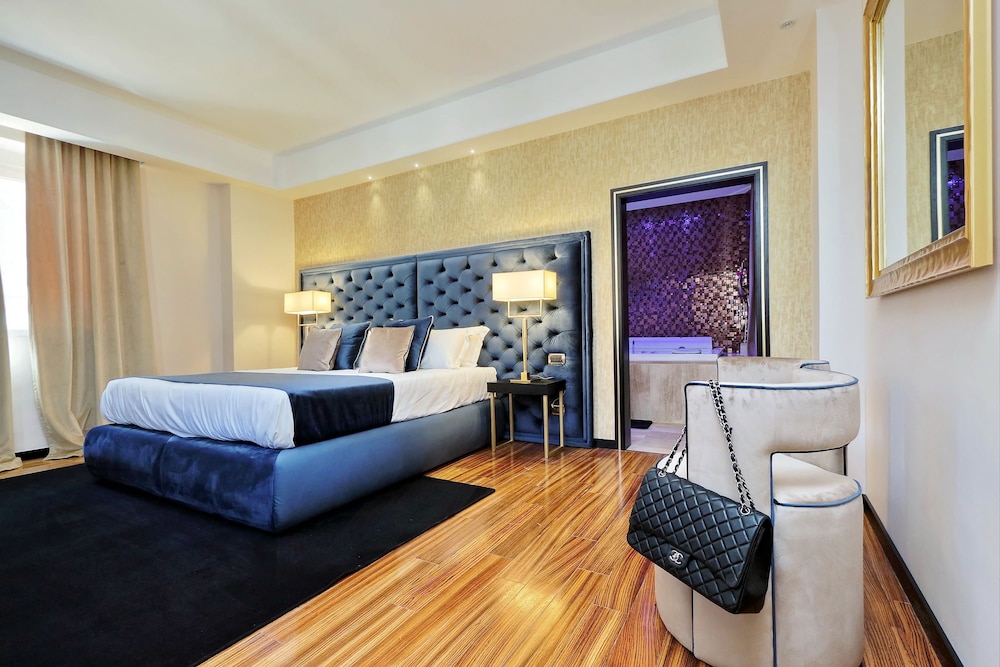 Spanish Diamond Luxury Suites & Jacuzzi 20/39