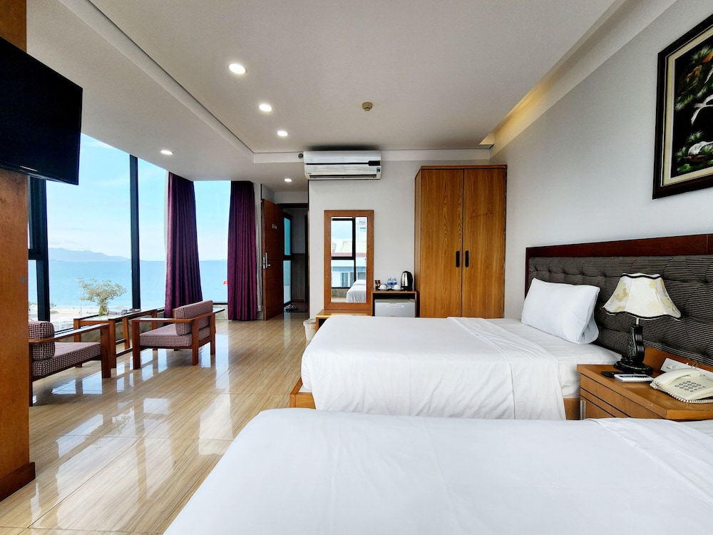 EXECUTIVE, DOUBLE OR TWIN BED, OCEAN VIEW