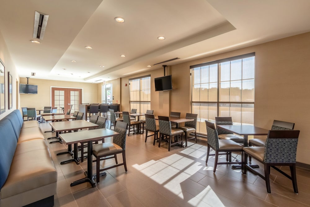 Comfort Inn & Suites - Harrisburg Airport - Hershey South 42/48