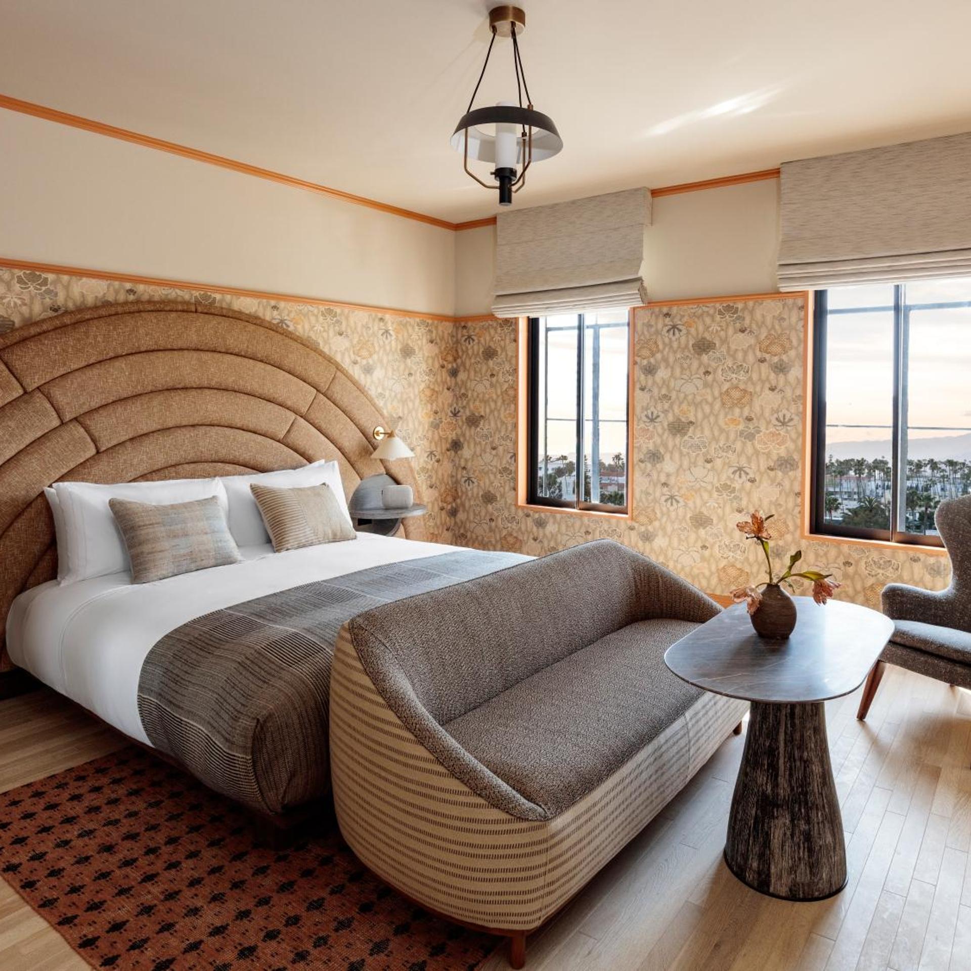 Landmark, Guest Room, Deluxe, Queen Bed