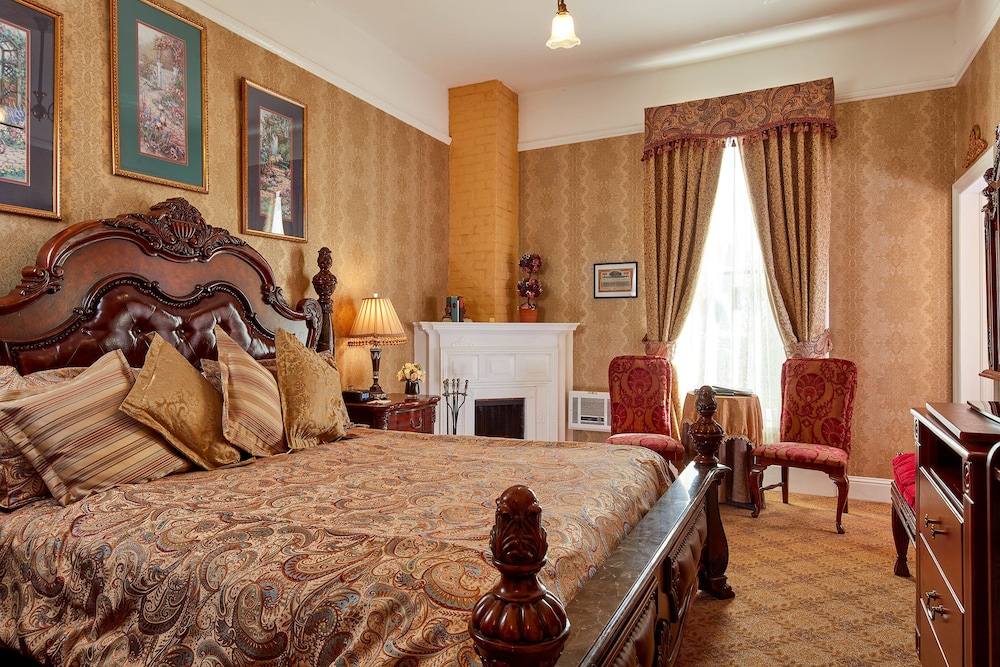 DELUXE, KING BED