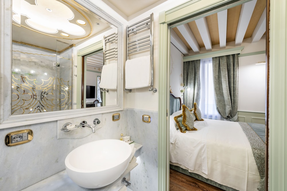 Hotel Monaco & Grand Canal 44/50