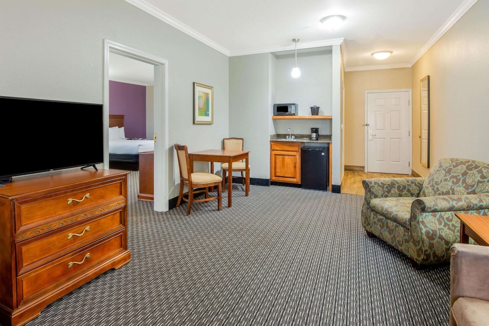 La Quinta Inn and Suites by Wyndham Gainesville 27/35
