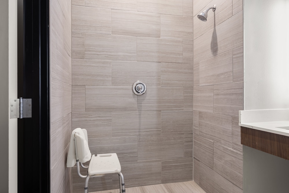 Holiday Inn Express Suites Graham 50/50