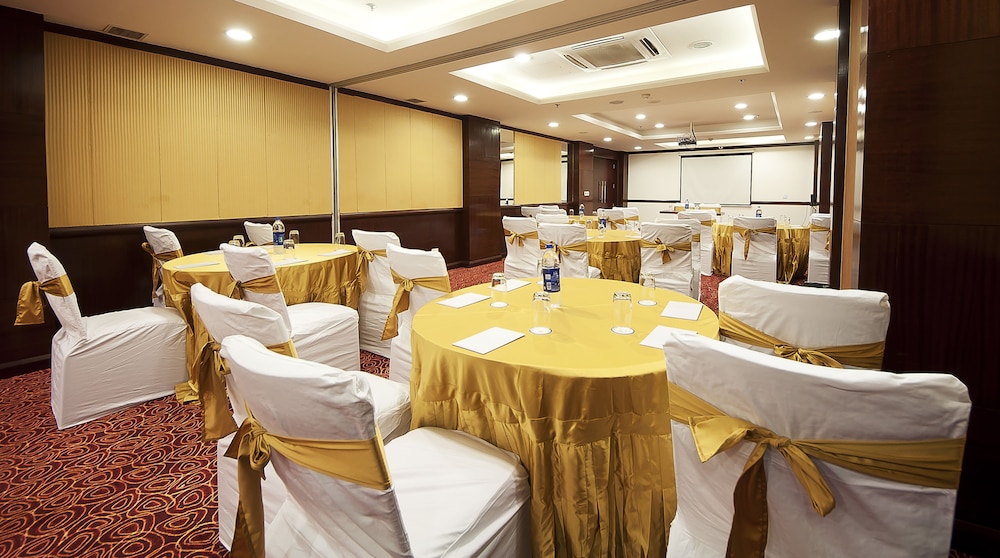 The Golden Plaza Hotel Spa 33/35