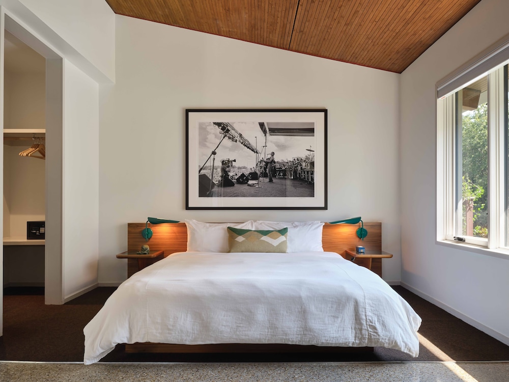 UPPER, KING BED