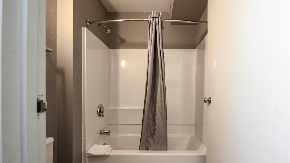 Motel6 Wethersfield, CT - Hartford 64/66