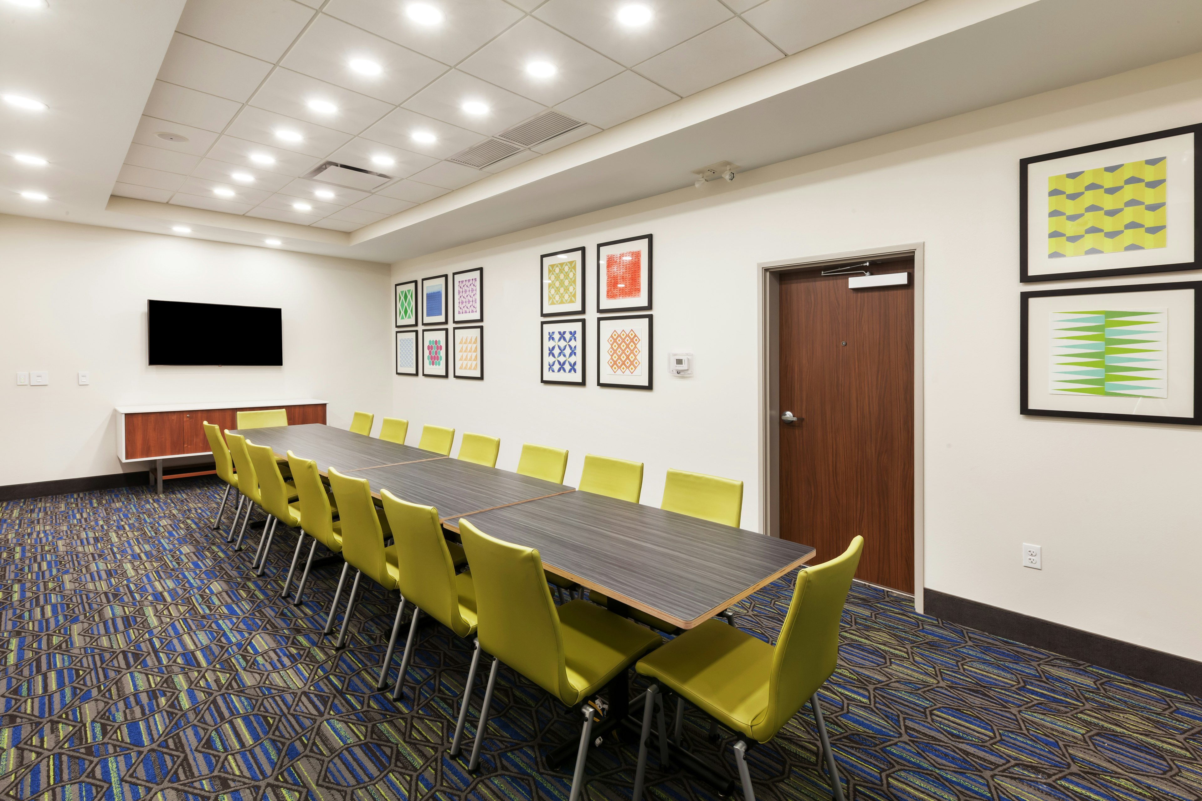 HOLIDAY INN EXPRESS & SUITES LENEXA - OVERLAND PARK AREA 49/54