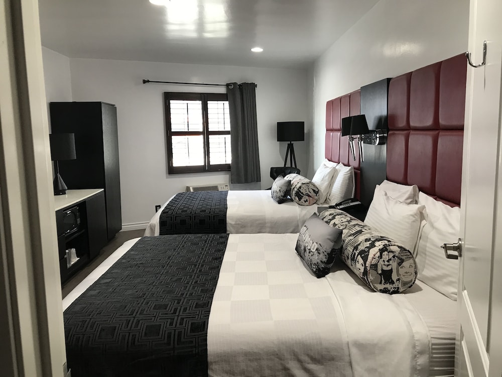 STANDARD, 2 DOUBLE BEDS