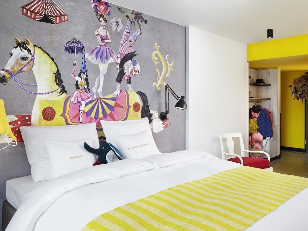 ROOM, LARGE