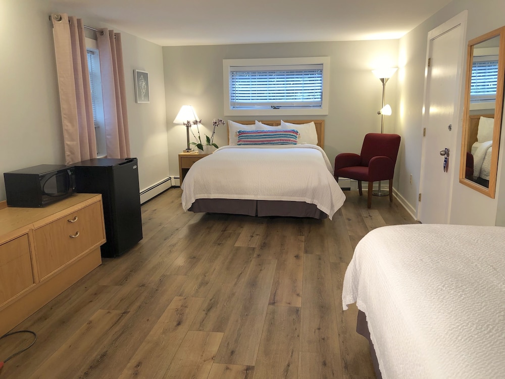Hyannis Inn 21/50