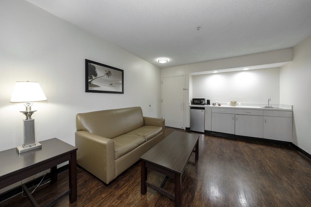 Red Roof Inn & Suites Savannah Airport 23/36