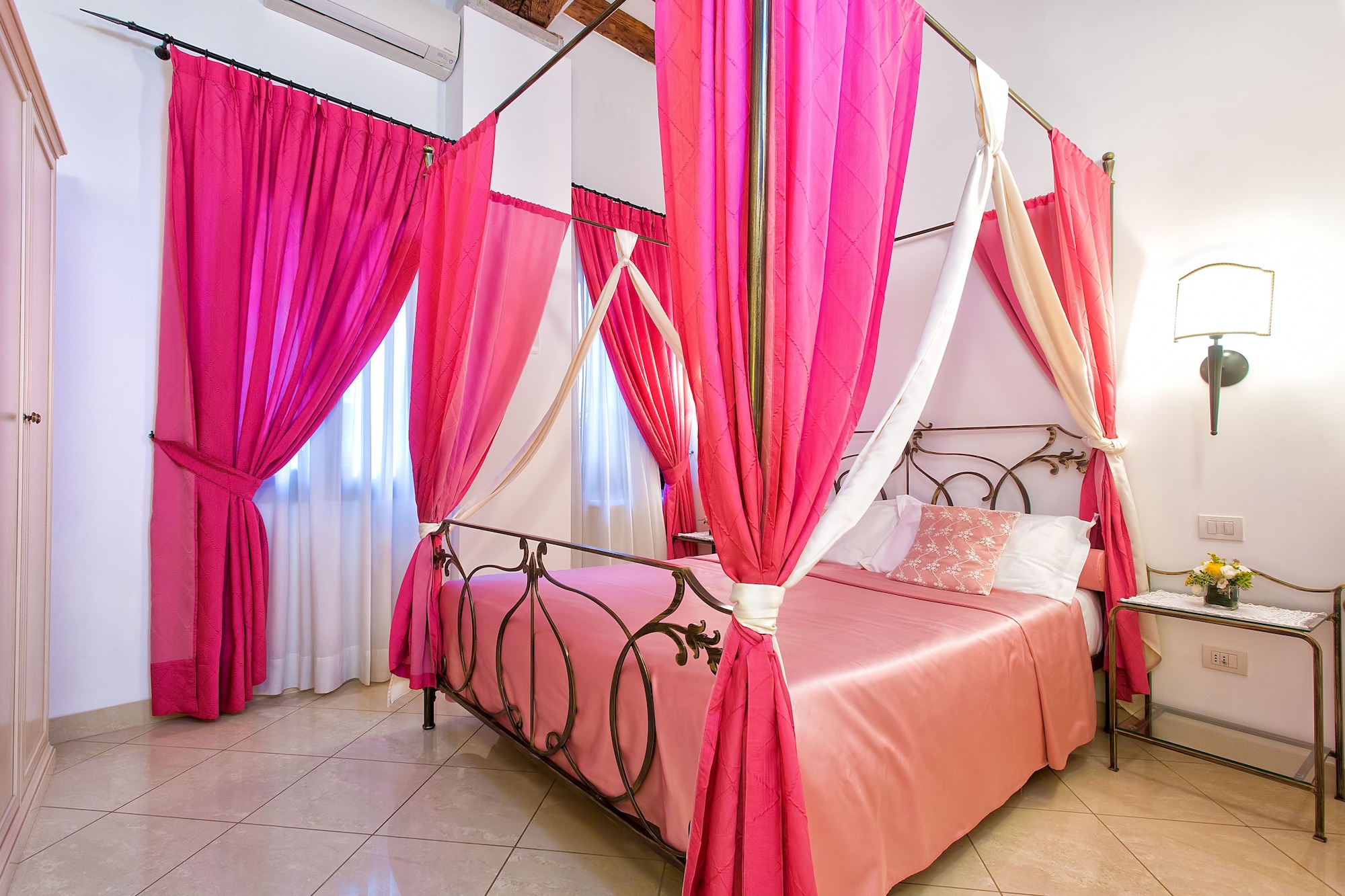 Superior, Queen Bed