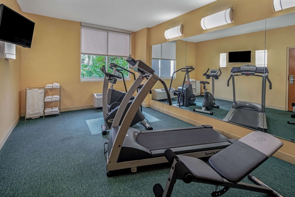 La Quinta Inn Suites By Wyndham Naples Downtown 19/48