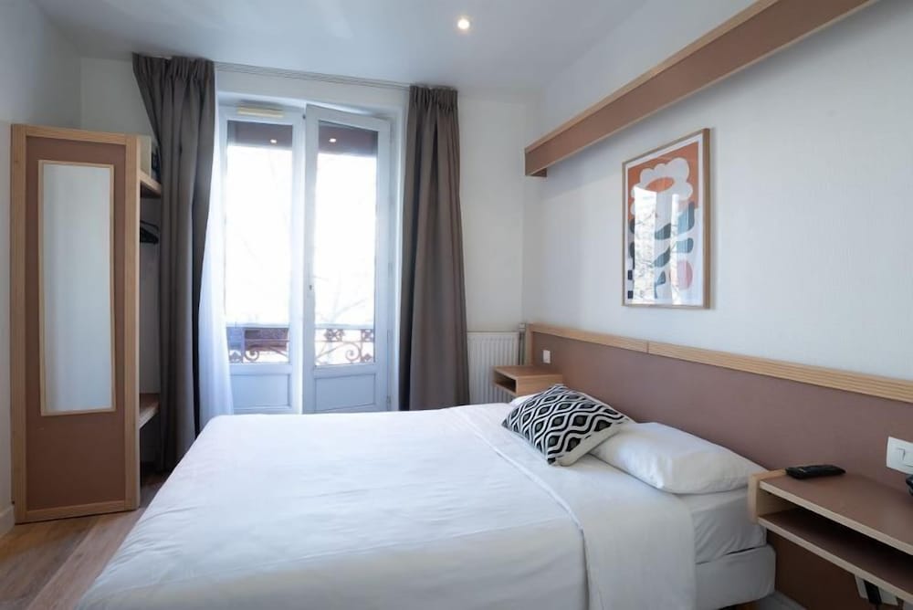 Edgar Quinet Hotel 12/37
