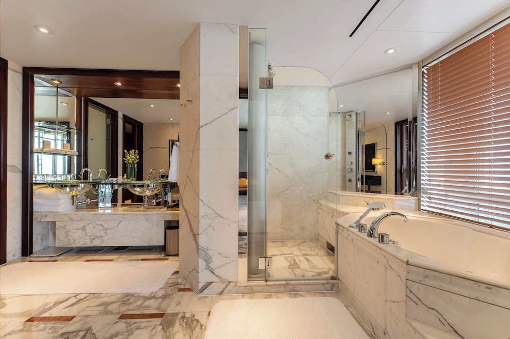 GRAND HYATT SHANGHAI 68/69