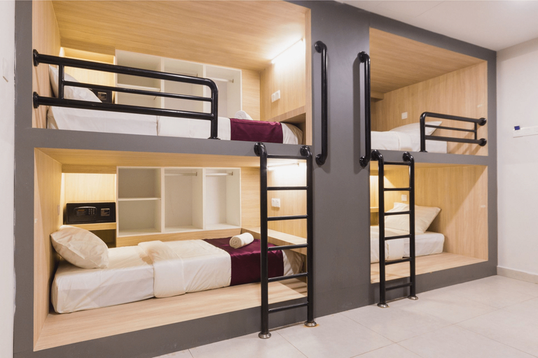 Capsule, Female Only, 8 Beds