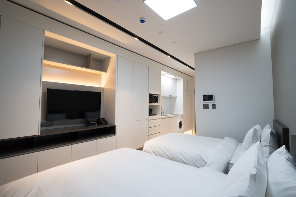 STANDARD, TWIN BEDS, CITY VIEW