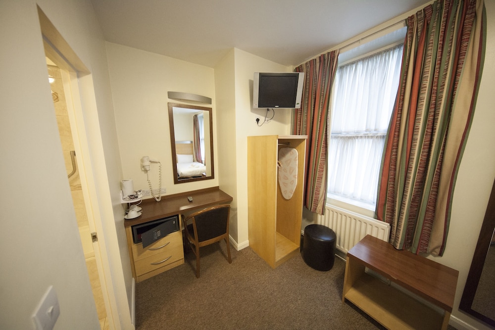 Maiden Oval Hotel 25/28