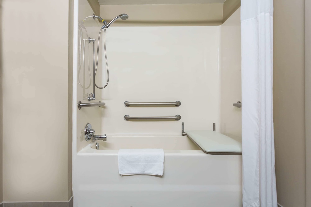 Ramada By Wyndham Hendersonville 7/22