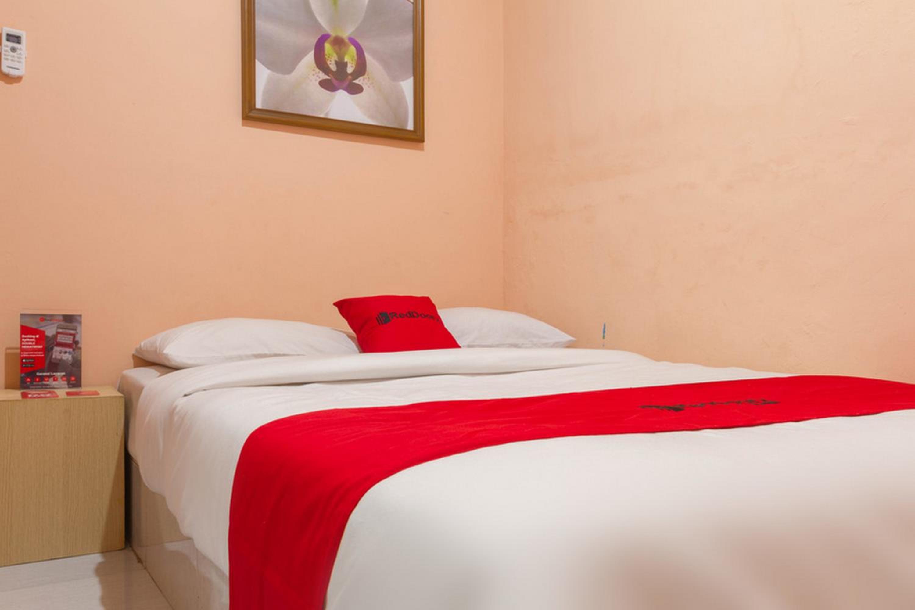RedDoorz near Istana Plaza 2 22/50