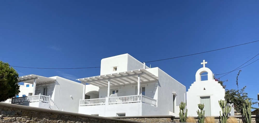 Sofos Suites 3/50