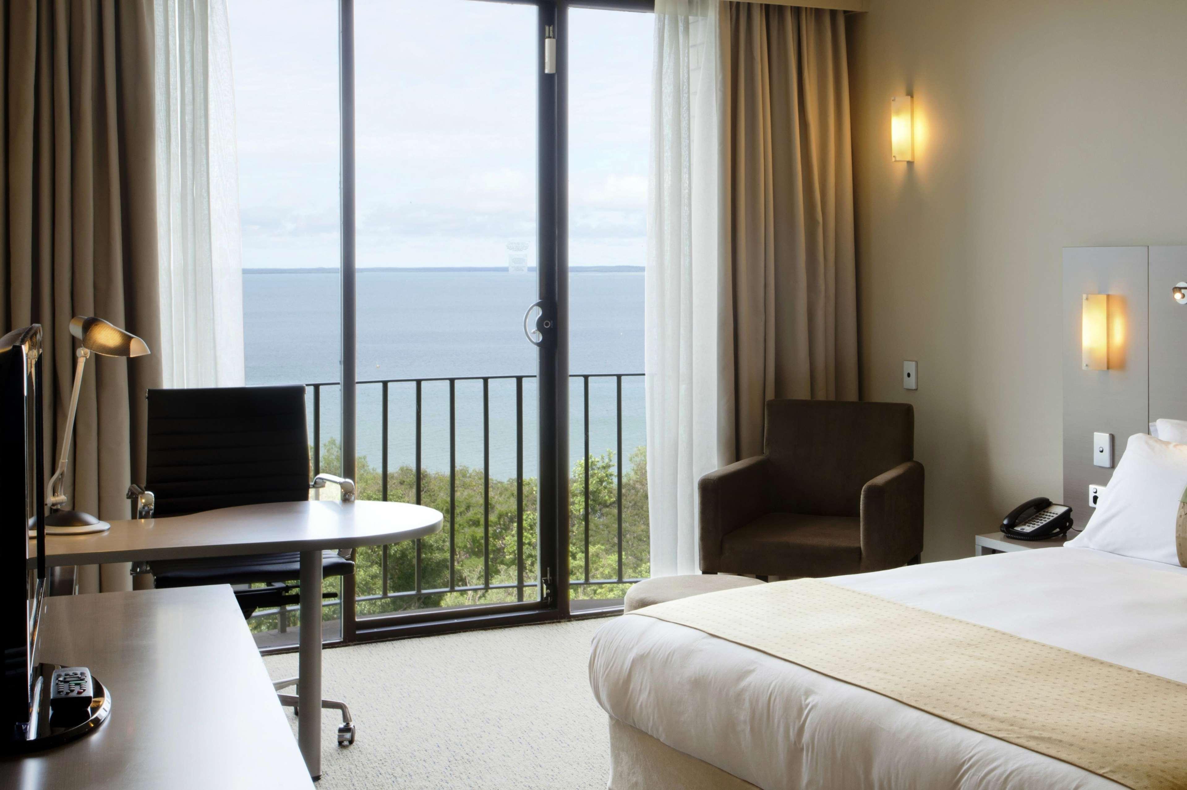 GUEST ROOM, KING BED, HARBOUR VIEW