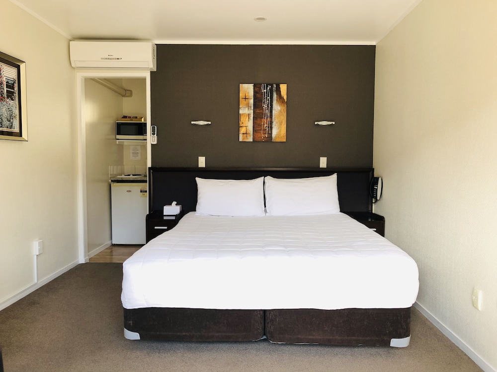 TUDOR COURT MOTOR LODGE 26/70