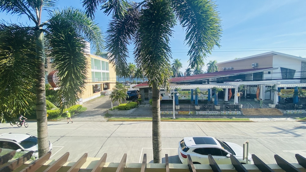 Bayfront Hotel Subic 40/41