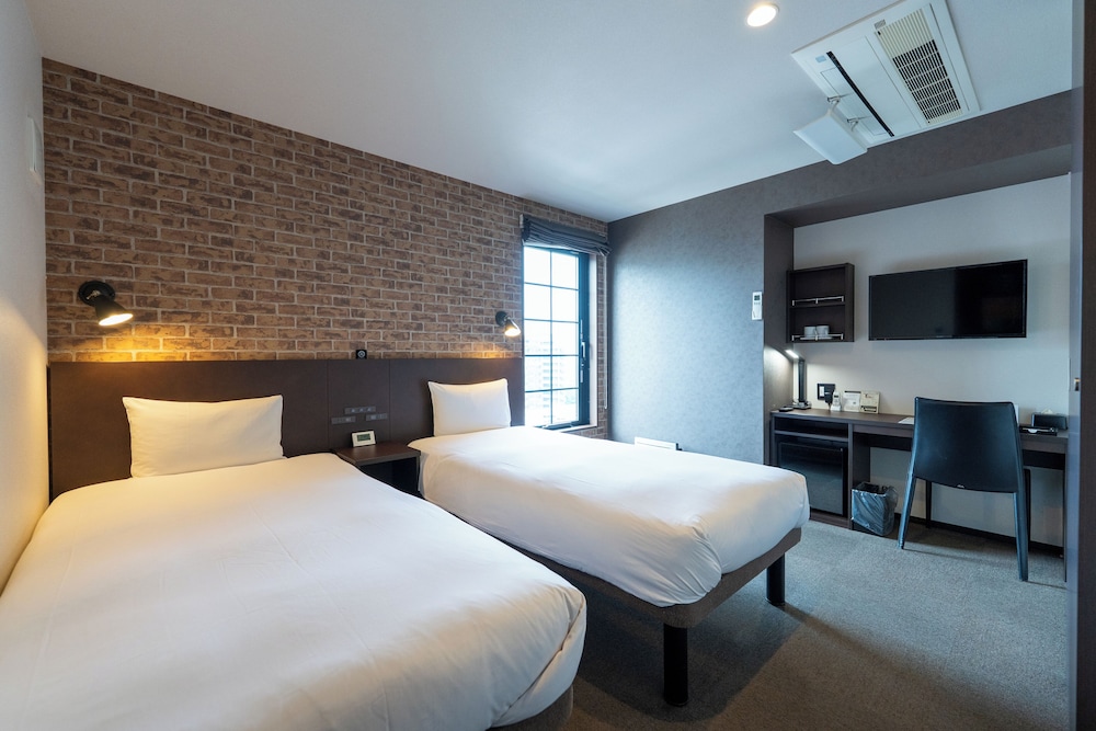 Sky, Tree, Twin Beds, with View 3/10