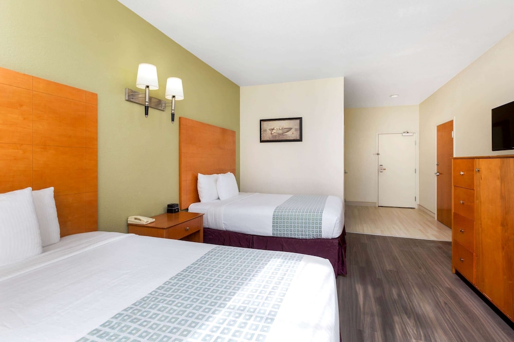 La Quinta Inn & Suites by Wyndham Tulare 16/40