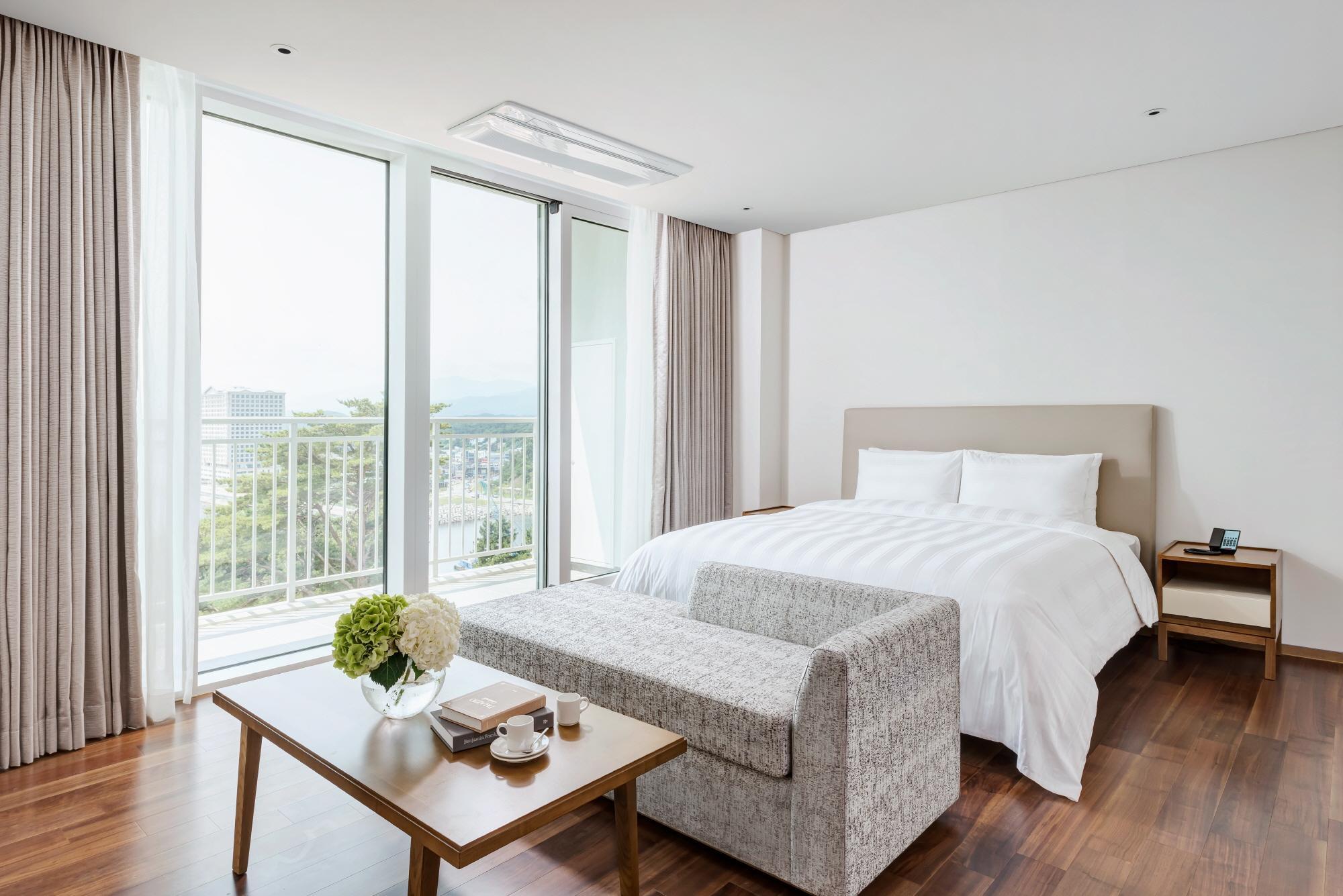 3 Bedrooms, Suite