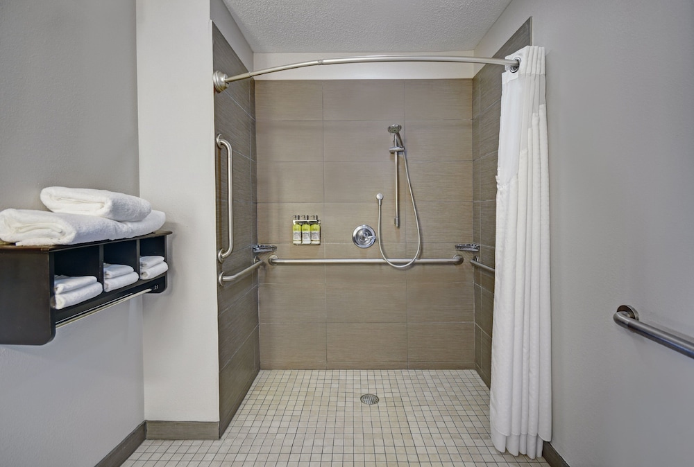 Holiday Inn Express Marshall 13/48