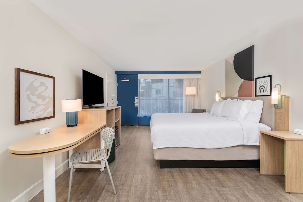 ROOM, KING BED
