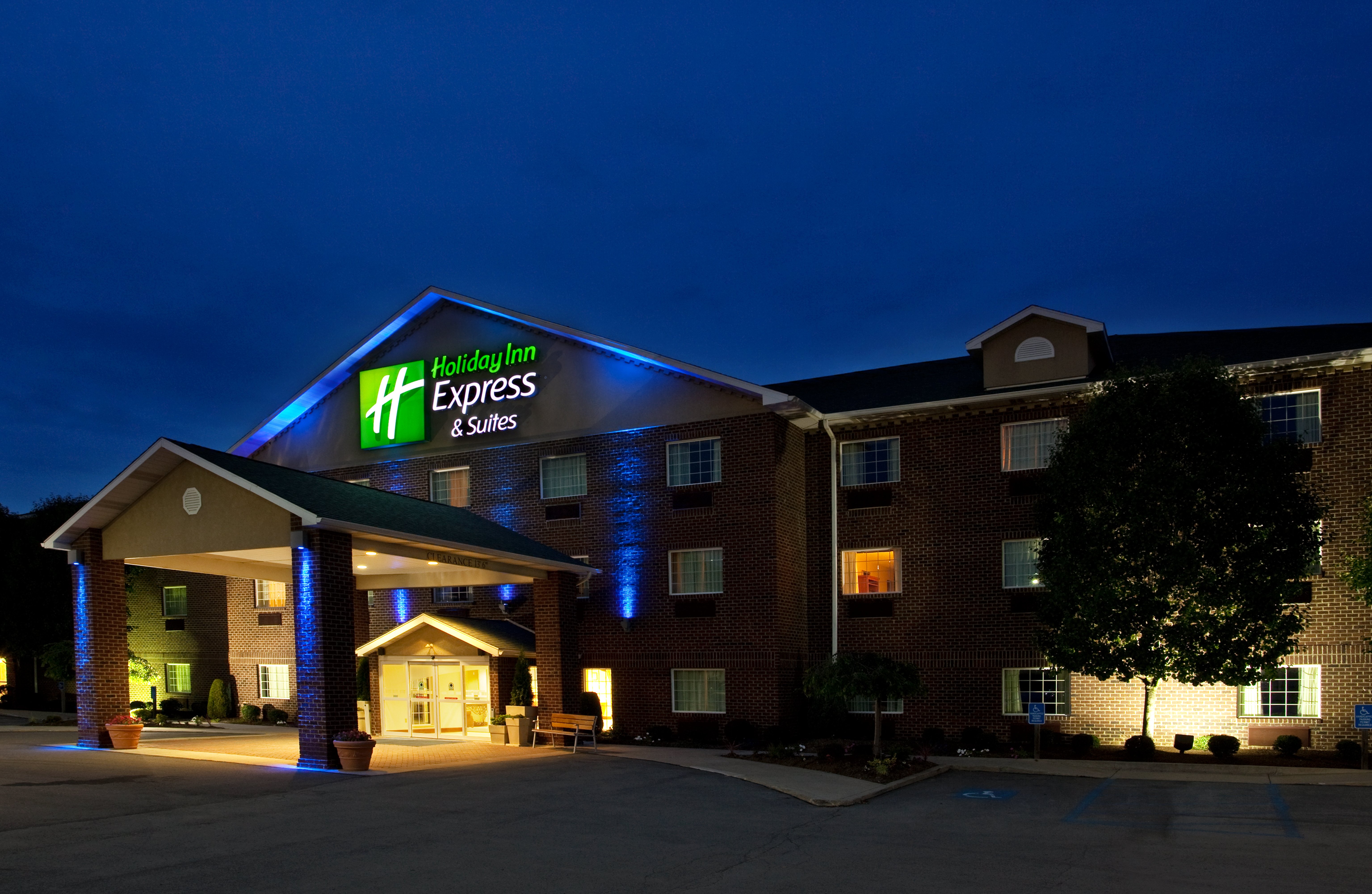 Holiday Inn Express Suites Center Township 77/78