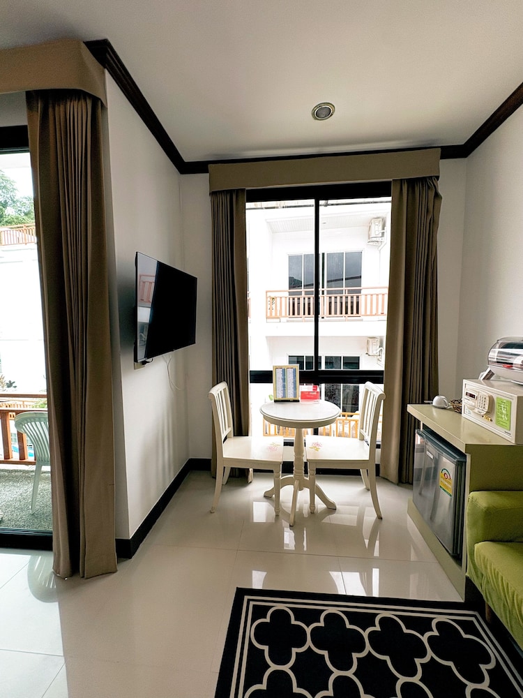 Kata Beachwalk Hotel And Bungalows 55/74